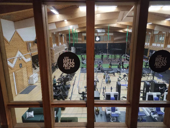 Levi Wellness Club kuntosali ikkunasta katsottuna – logo näkyvissä, monipuolinen sali Levin Hotel Spassa