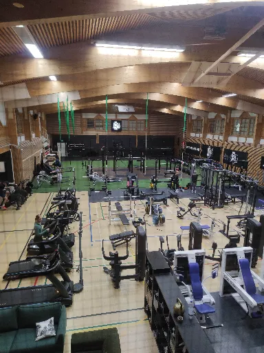 Levi Wellness Club BASEMENT-sali yläkulmasta – laaja toiminnallinen kuntosali Levillä